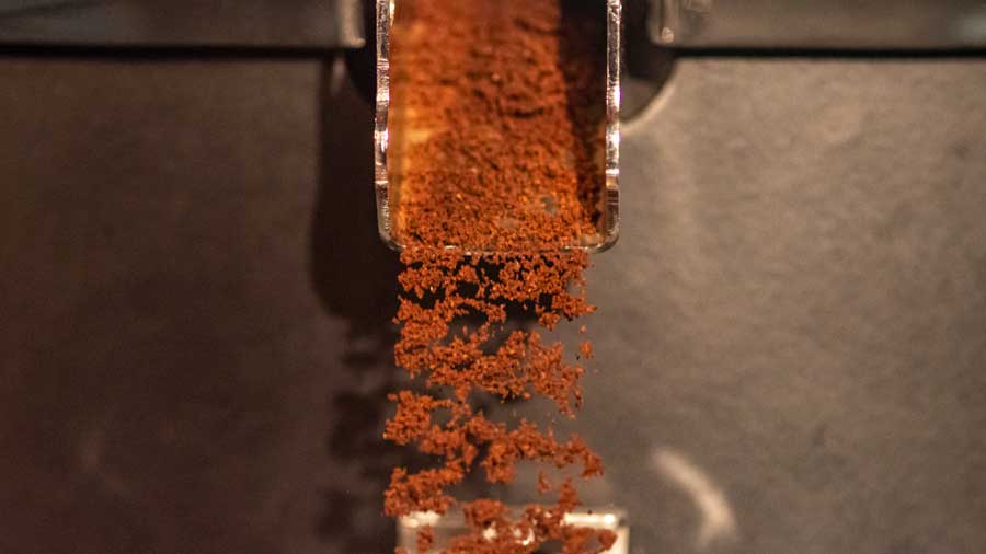 Kaffeemehl fällt aus einer Kaffeemühle